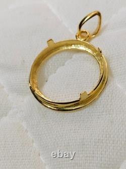 Round pendant made of 925 sterling silver with prong setting Round pendant made of 925 sterling silver with prong setting